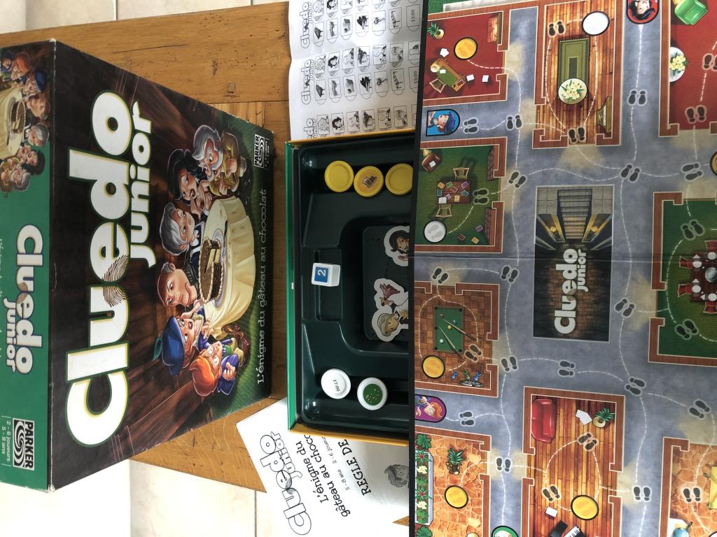 Cluedo Junior - L'énigme Du Gâteau Au Chocolat Cluedo Junior - L'énigme Du Gâteau Au Chocolat