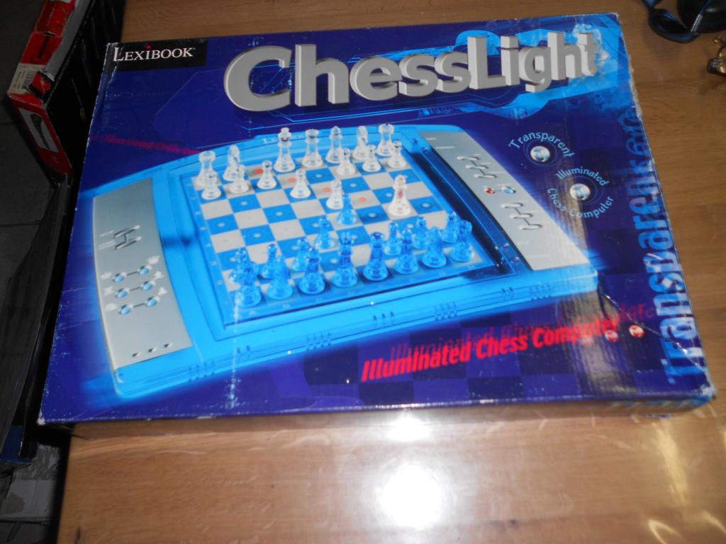 Lexibook ChessLight Jeu d'échecs électronique avec clavier tactile et  effets lumineux et sonores - LexiBook