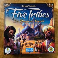 Boîte de Five Tribes